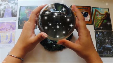 Záhadná ruka držiaca krištáľovú guľu v mystickom prostredí