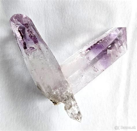 Ilustrácia kryštálov ametystu a akvamarínu