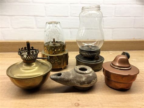 Staroveké sviečky a olejové lampy