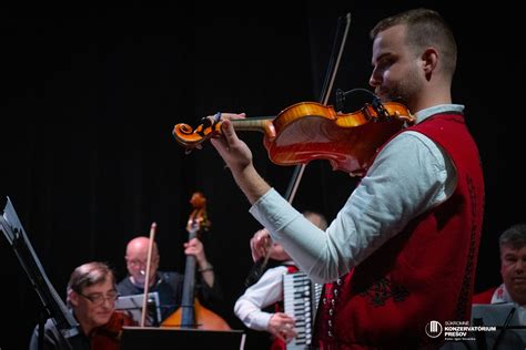 Žena hrajúca na husliach s výraznou emóciou
