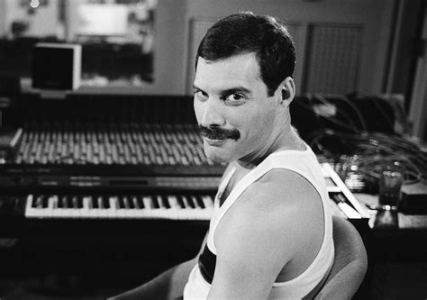 numerologická mriežka a symbolika čísel v živote Freddieho Mercuryho