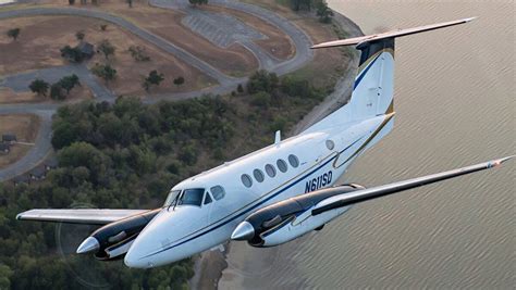 Pilot komunikujúci s riadiacou vežou