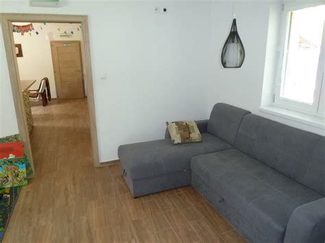 Dobre osvetlená a uprataná miestnosť