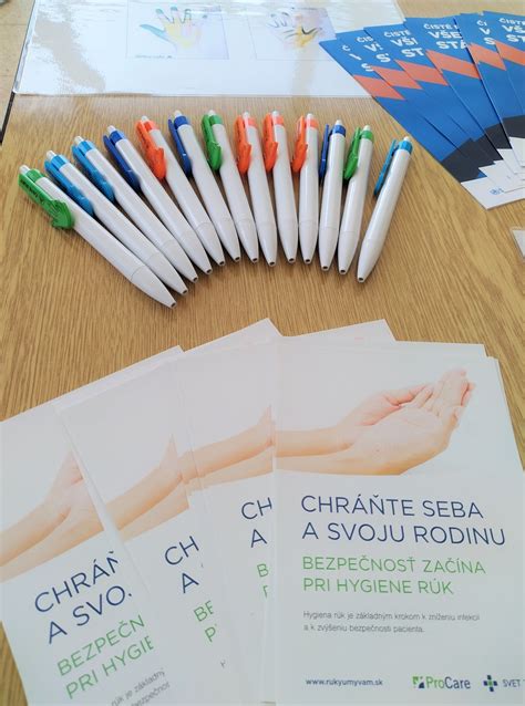 Zobrazenie jemného toku energie z rúk praktikujúceho Reiki nad telom