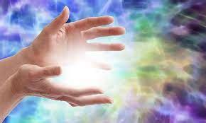 Reiki terapeutka vykonávajúca liečenie položením rúk