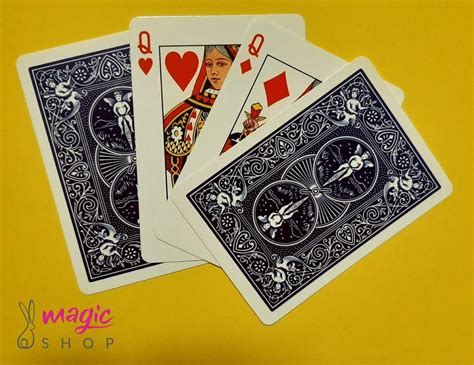 Detailný záber na ruky kúzelníka vykonávajúceho trik s kartami