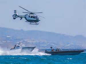 Jesenný cintorín v tichom súmraku pri svetle kahancov