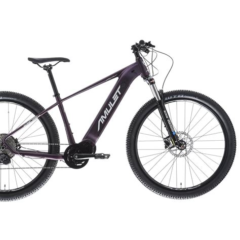 Záber na horský elektrobicykel Amulet v prírodnom prostredí