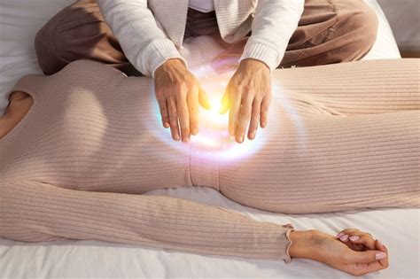 Zobrazenie symbolu Reiki ako univerzálnej energie pretekajúcej cez ruky terapeuta