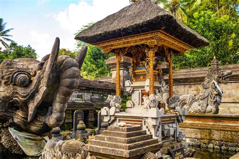 Zobrazenie hinduistických božstiev v pestrofarebnom chráme