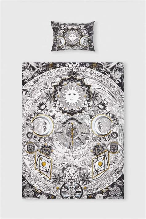 Detailná fotografia bavlnených obliečok s prepracovaným vzorom mandaly na posteľnej bielizni