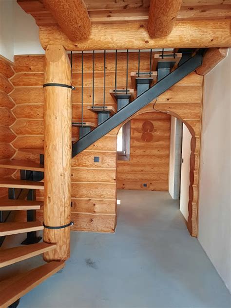 Schodisko v interiéri s prvkami harmónie