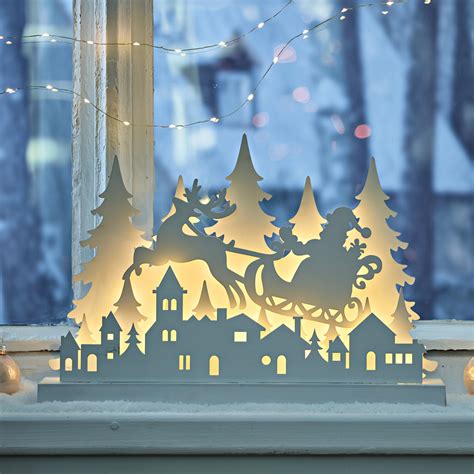 Zimná krajina s vianočnou výzdobou v kontraste s ázijským festivalovým lampiónom