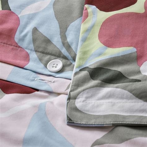 Detailný záber na precízne tkanú posteľnú bielizeň s detailným vzorom mandaly v jemných farebných tónoch