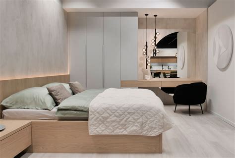 Spálňa zariadená v minimalistickom štýle s výrazným akcentom posteľnej bielizne s mandalovým vzorom