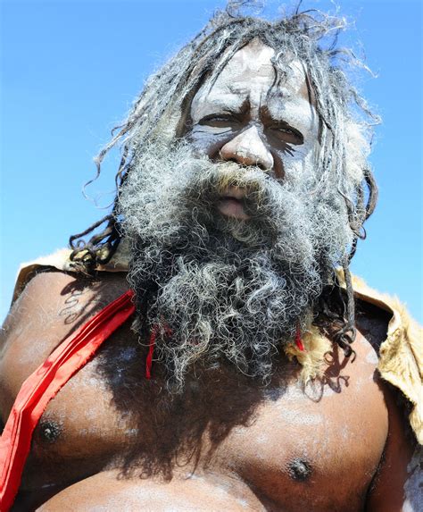 Aborigéni používajúci listy čajovníka