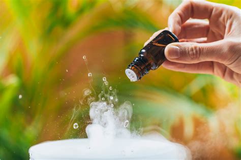 Rozdelenie tváre s aplikáciou tea tree oleja na akné