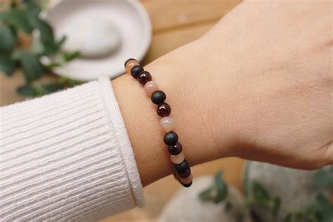 Ručne vyrobený náramok s polodrahokamami ako osobný talizman