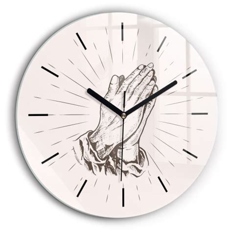 Ruky v modlitbe pred krížom