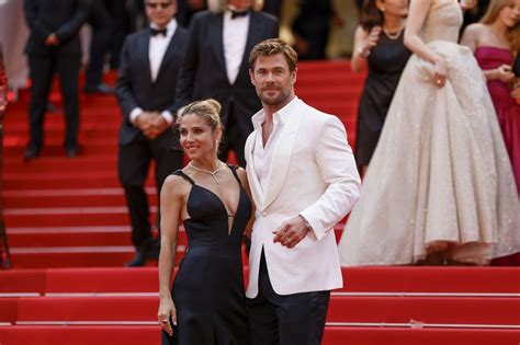 Chris Hemsworth na červenom koberci ako stelesnenie charizmy znamenia Leva