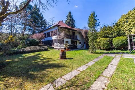 zobrazenie kňaza pri modlitbe v tichom prostredí