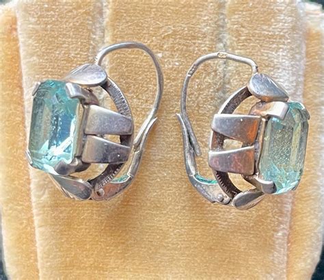 detailný záber na šperk s akvamarínom a ametystom