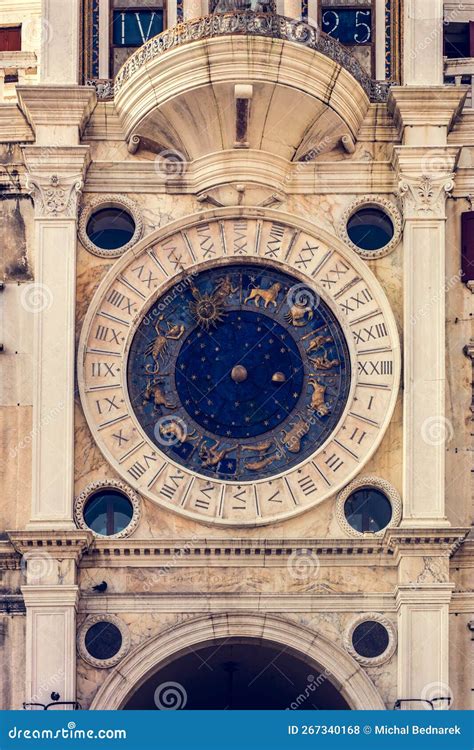 Detailná schéma astronomických hodín na Torre dell'Orologio