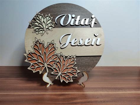 Detailný záber na proces laserového vyrezávania drevenej mandaly