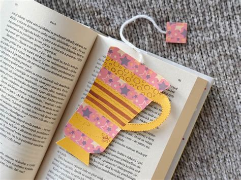 Fotografia darčekovo zabalenej drevenej mandaly vedľa knihy a šálky čaju