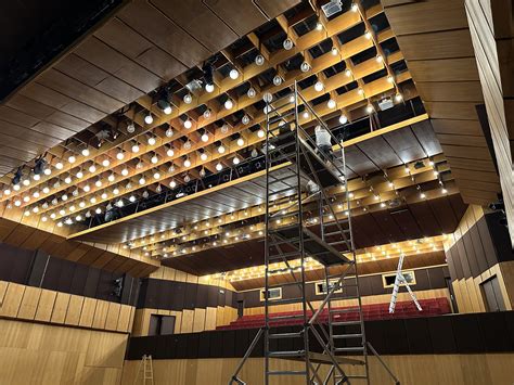 Schéma umiestnenia kryštálov na čakrové body počas energetickej terapie