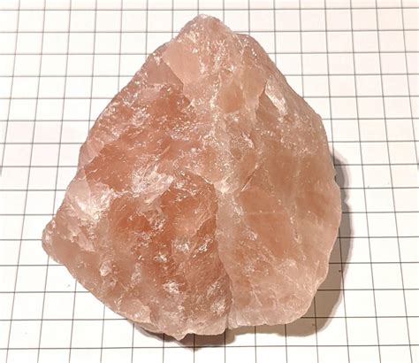 Surový kus pravého ruženínu s typickou mliečnou štruktúrou