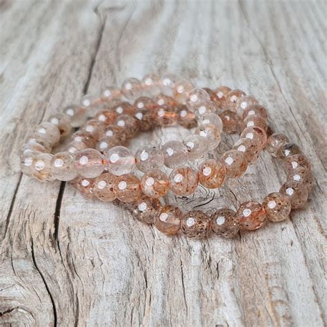 Detailná fotografia surového a brúseného ruženínu s viditeľnými inklúziami