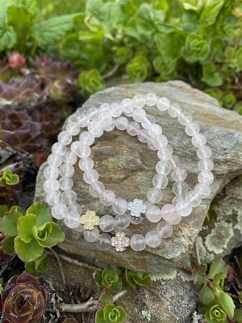 Ilustrácia procesu nabíjania ruženínu mesačným svitom