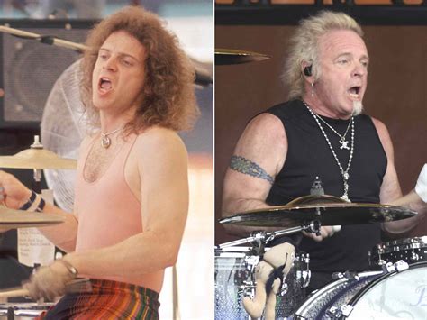 Joey Kramer za súpravou bicích počas koncertu