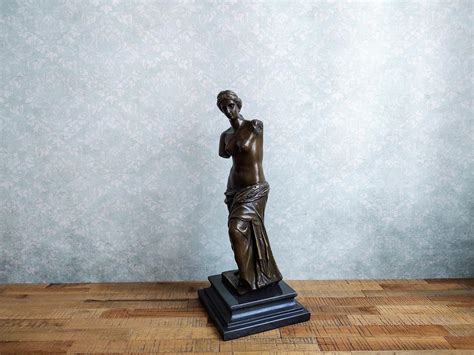 socha Venuše v klasickom antickom štýle