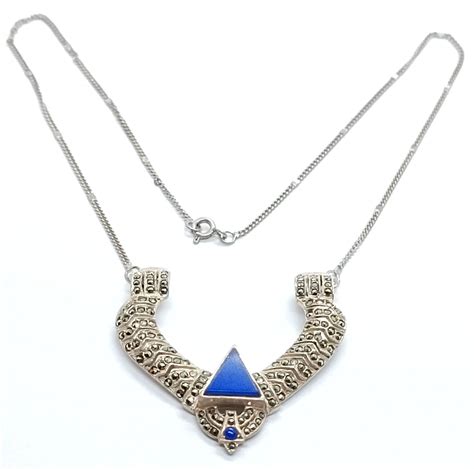 Historický artefakt zdobený Lapis lazuli