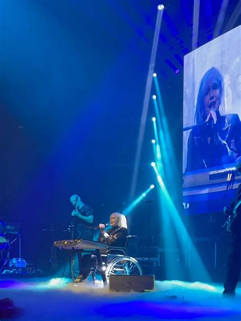 Apocalyptica vystupujúca na pódiu so svojimi violončelami