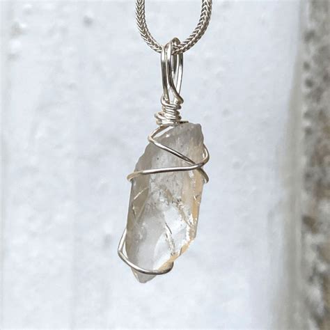 Prívesok anjelika z horského krištáľu v jemnom drôtiku