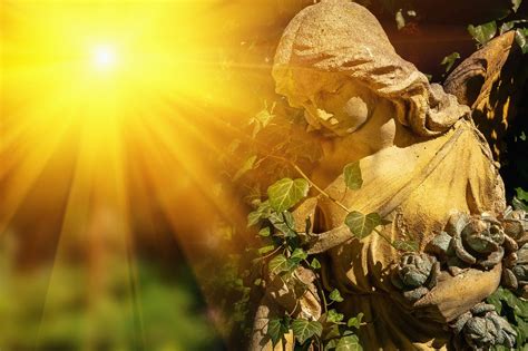 Symbol kríža s lúčmi vychádzajúceho slnka