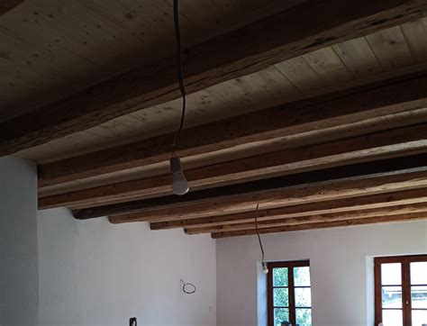 Riešenie pre trámy a šikmé stropy nad posteľou