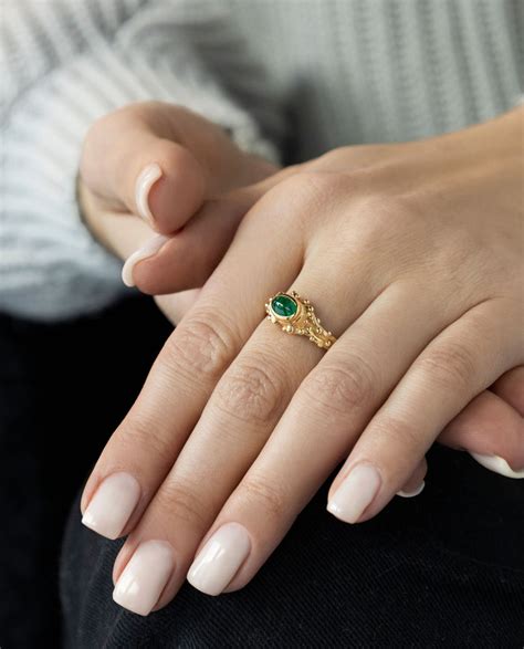 Detailná fotografia opracovaného smaragdu v zlatom prsteni