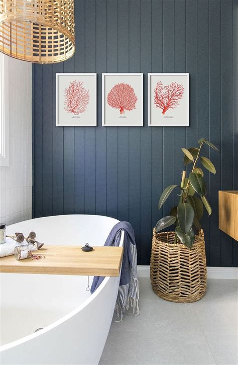 kúpeľňa s morskými dekoráciami a zavretým poklopom toalety