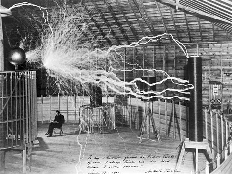 Nikola Tesla v laboratóriu