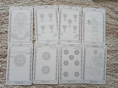 Staroveké tarotové karty na stole