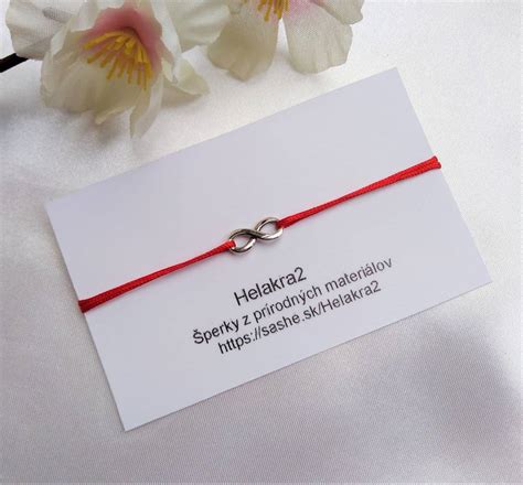 Symbolický červený náramok Kabbalah na zápästí