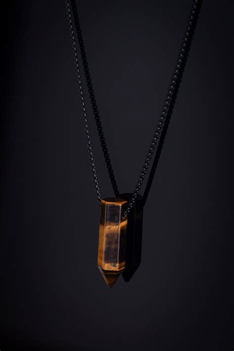 fotografia jantárového šperku ako talizmanu pre Pannu