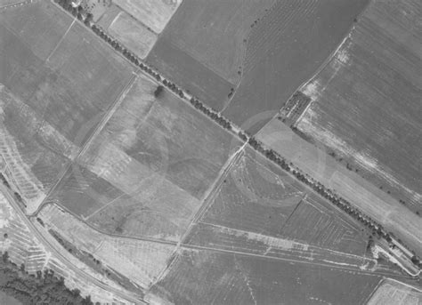 Letecký pohľad na letiskovú plochu s vyznačenými dráhami a pojazdovými cestami