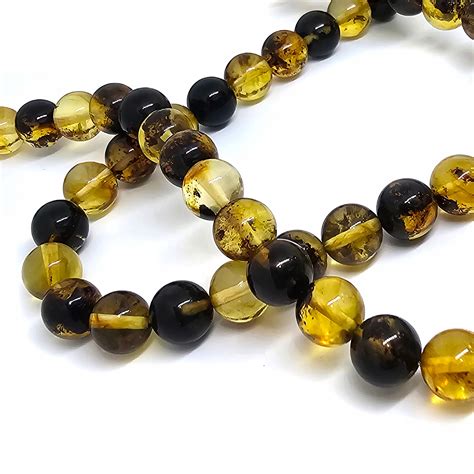 Abstraktná ilustrácia davu v uniformnom šedivom odtieni, z ktorého vystupuje farebná a jasná postava