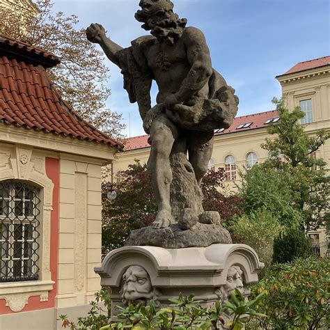 Socha s komplexnými detailmi a tajomným výrazom