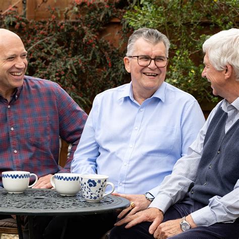 Ľudia diskutujúci v galérii pri káve